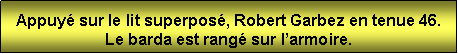Zone de Texte: Appuy sur le lit superpos, Robert Garbez en tenue 46. Le barda est rang sur larmoire.